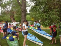 z kajakiem pod pachą